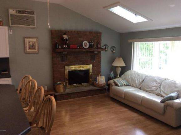 Comfortable ranch with lake access Comfortable ranch with lake access