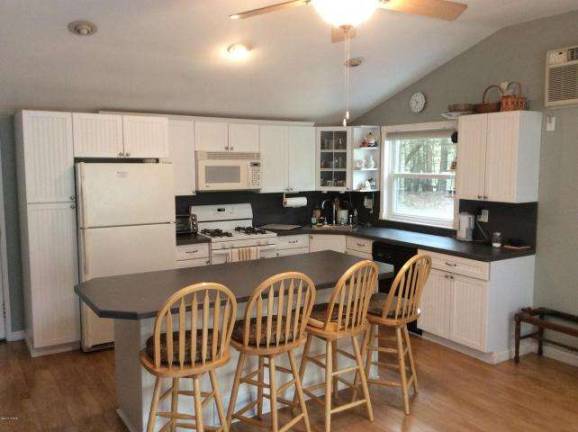 Comfortable ranch with lake access Comfortable ranch with lake access