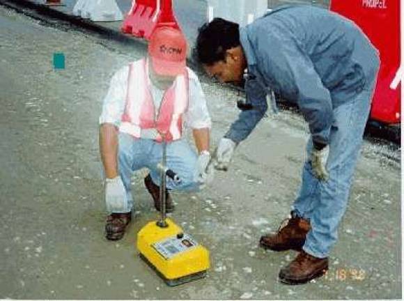 Nuclear gauge lost on highway A typical moisture-density gauge in use (Photo: U.S. Nuclear Regulatory Commission)