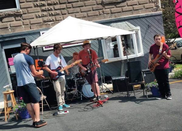 Musicfest keeps the beat to dancing in the street Musicfest keeps the beat to dancing in the street