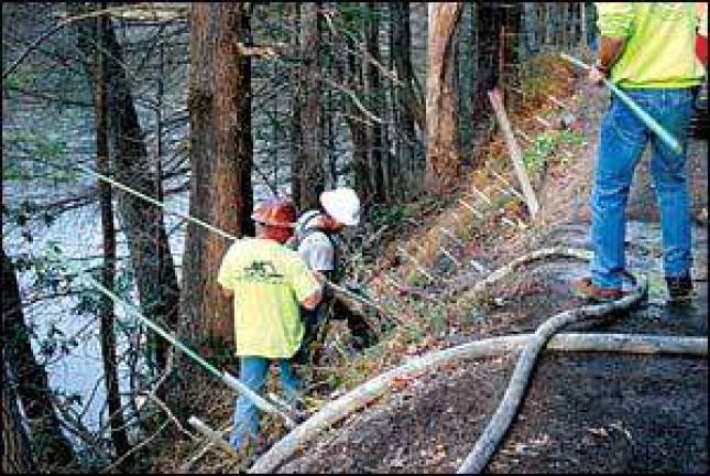 Fixing the road on the mountainside Fixing the road on the mountainside