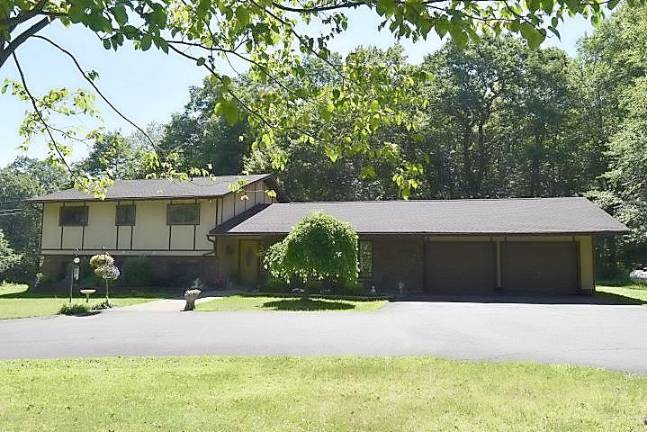 Spacious four-bedroom with pond and stream Exterior