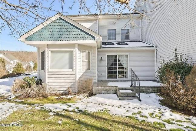 Chic. Well-maintained. And with a full basement Chic. Well-maintained. And with a full basement