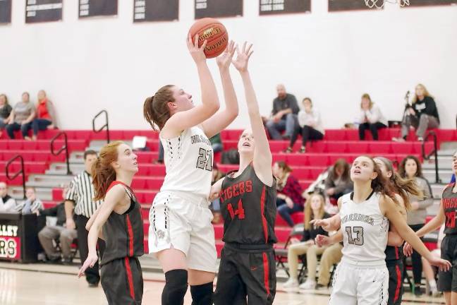 Delaware Valley's Brooke Acoveno (21) moves the ball towards the hoop in the third quarter. Acoveno scored 24 points.