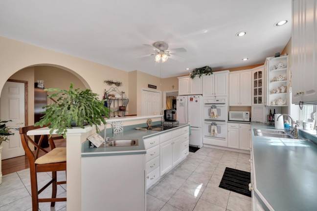 Modern, elegant four-bedroom home with privacy and a pool Kitchen