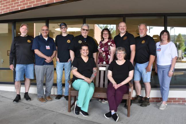Hospital receives new bench From left: Mike Kinzinger, WMH CEO Jim Pettinato, Connor Buchinski, Dennis Buchinski Sr., WMH CFO Patty Dunsinger, Doug Buchinski, Dennis Buchinski Jr., WMH Chief Nursing and Patient Care Officer Chandra Roberts. Seated on the bench are Kim Rodney and Debbie Harsch.