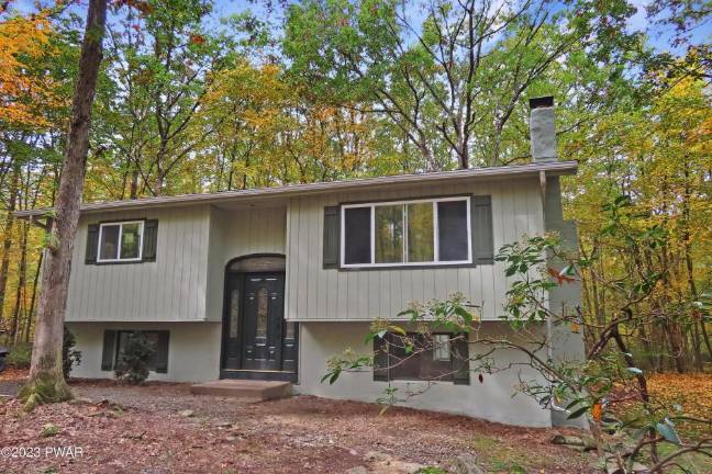Updated bi-level boasts lake access and privacy Updated bi-level boasts lake access and privacy