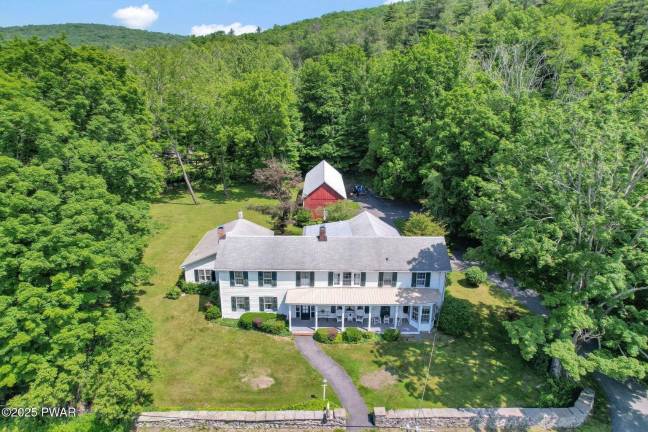 Enjoy elegant living in historic home with guest quarters Enjoy elegant living in historic home with guest quarters