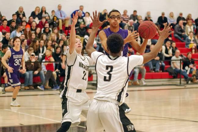 Delaware Valley Warriors cover a Wallenpaupack Buckhorn. (Photo by George Leroy Hunter)