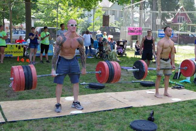 A day of heavy lifting Photos by George LeRoy Hunter A line of heavy lifting.