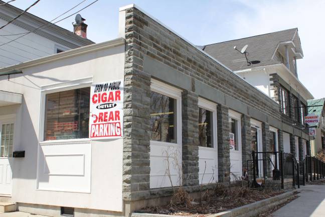 Smoke shops do not bring prosperity A cigar store in Milford (Photo by Pamela Chergotis)