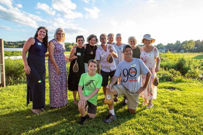 Local gardens win props for their crops at Kitchen Garden Tour The 2023 Kitchen Garden Tour winners. Back row, left to right: Megan Curry, April Perciballi, Aysha Venjara, Dirt Editor and Publisher Becca Tucker, Common Ground Community Garden’s Chad Pilieri, Bob Linguanti, Kathy Linguanti, Straus News Publisher Jeanne Straus, Apple Acres Community Garden’s Thornton. Front row: Perciballi’s grandson Aidan and Patrick Moynihan. Photo by Aja Brandt