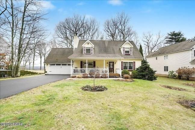 Enjoy mountain views and convenient location in upscale community Enjoy mountain views and convenient location in upscale community