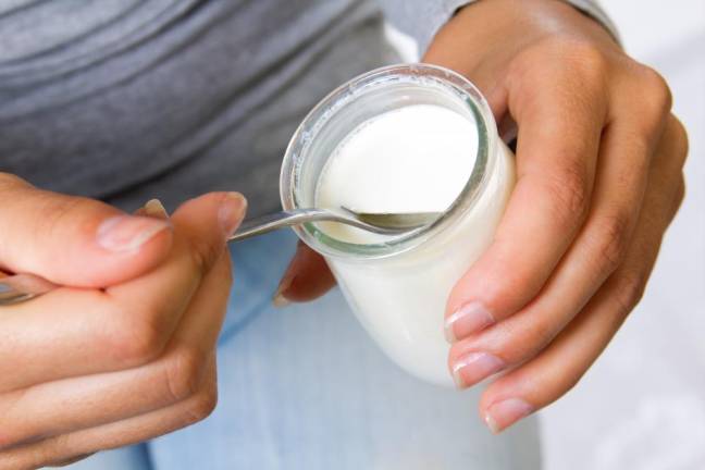 Eating yogurt and fiber may lower the risk for lung cancer Those who ate the most yogurt were found to have a 17 percent lower risk of lung cancer than those who ate the least.