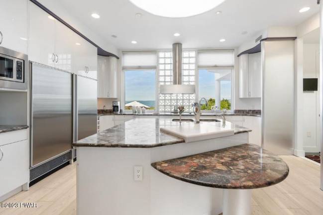 Ultra-modern mountaintop home with privacy, style and comfort Ultra-modern mountaintop home with privacy, style and comfort
