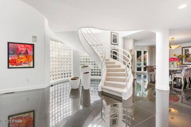 Ultra-modern mountaintop home with privacy, style and comfort Ultra-modern mountaintop home with privacy, style and comfort