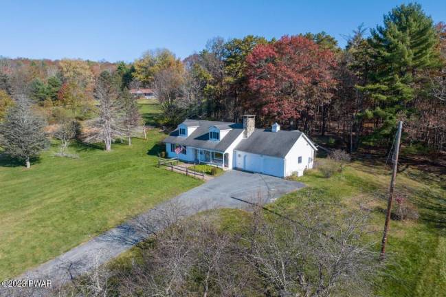 A Cape Cod style with an idyllic setting and unique features A Cape Cod style with an idyllic setting and unique features