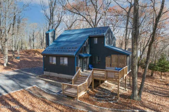 Chalet offers views, lake access and quiet Chalet offers views, lake access and quiet