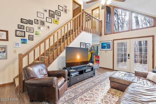 Chalet offers views, lake access and quiet Chalet offers views, lake access and quiet