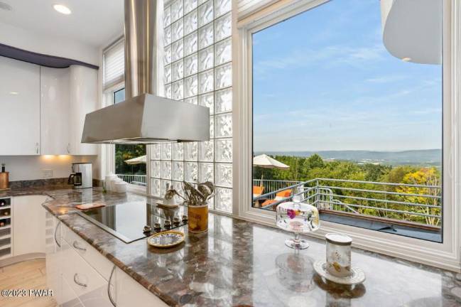 Ultra-modern mountaintop home with privacy, style and comfort Ultra-modern mountaintop home with privacy, style and comfort
