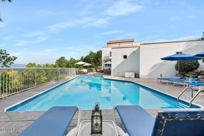 Ultra-modern mountaintop home with privacy, style and comfort Ultra-modern mountaintop home with privacy, style and comfort