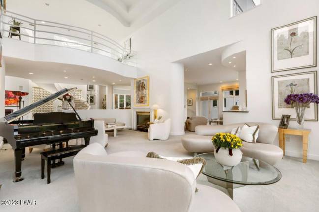 Ultra-modern mountaintop home with privacy, style and comfort Ultra-modern mountaintop home with privacy, style and comfort