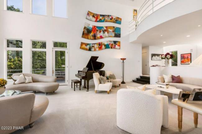 Ultra-modern mountaintop home with privacy, style and comfort Ultra-modern mountaintop home with privacy, style and comfort