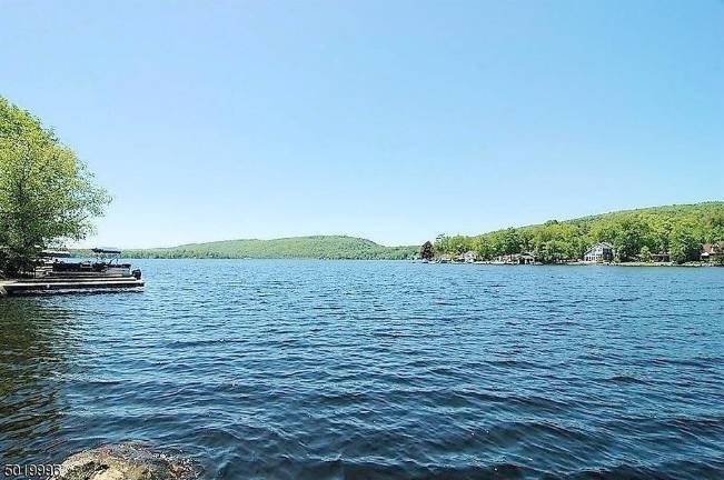 Three-bedroom ranch offers 100 feet of level lakefront Three-bedroom ranch offers 100 feet of level lakefront