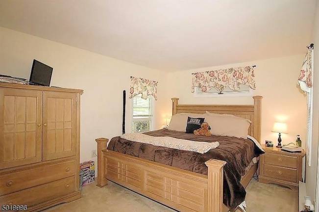Three-bedroom ranch offers 100 feet of level lakefront Three-bedroom ranch offers 100 feet of level lakefront