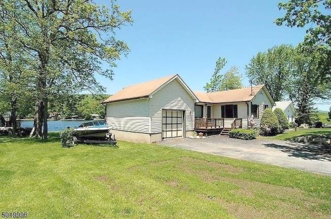 Three-bedroom ranch offers 100 feet of level lakefront Three-bedroom ranch offers 100 feet of level lakefront
