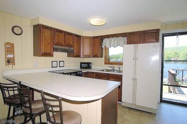 Three-bedroom ranch offers 100 feet of level lakefront Three-bedroom ranch offers 100 feet of level lakefront
