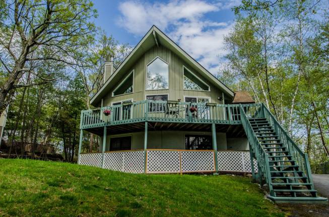 Tri-level chalet has prime lakefront location Exterior