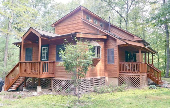Contemporary three-bedroom offers privacy and more Contemporary three-bedroom offers privacy and more