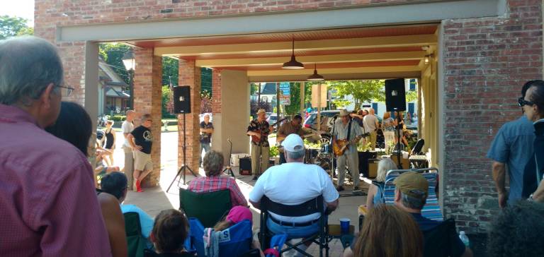 Musicfest keeps the beat to dancing in the street Musicfest keeps the beat to dancing in the street