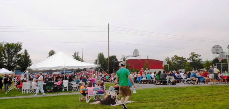 Dinner and fireworks kick off holiday weekend Riverside Park turned into a giant community picnic.