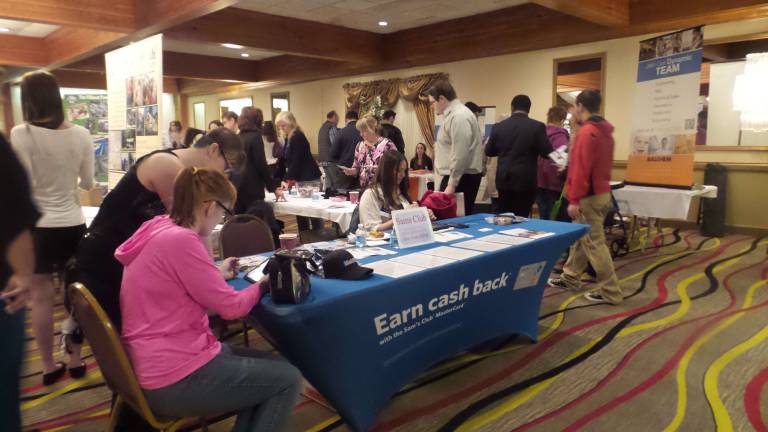 Hundreds seek their futures at job fair Hundreds seek their futures at job fair