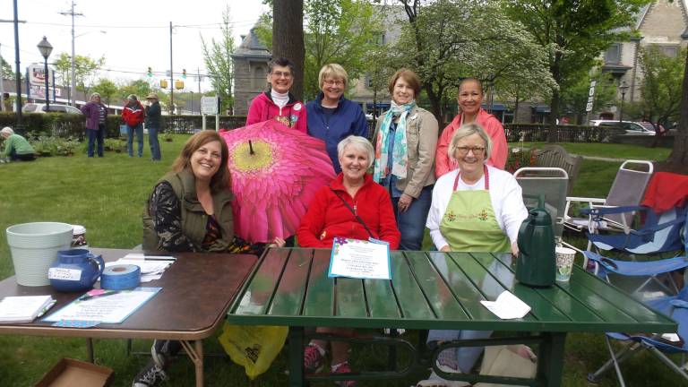 Gardens grow with help from annual plant sale From left: Carolyn Shuttleworth, Karen Cowern, Susan Brown, Jenny Dye, Liz Steen, Kathy Donoghue, Kathe Brannon (Photo by Frances Ruth Harris)