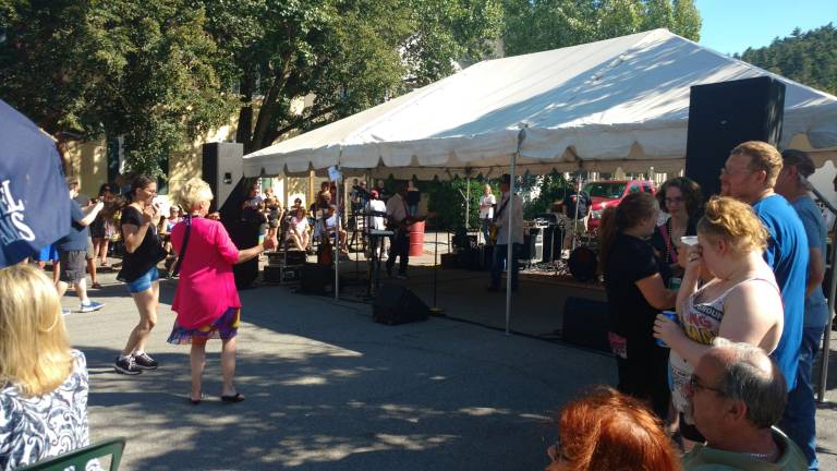 Musicfest keeps the beat to dancing in the street Musicfest keeps the beat to dancing in the street