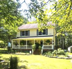 Enjoy country living with lake access