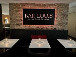 The new Bar Louis sign.
