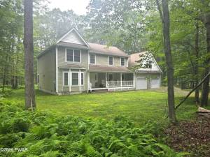 Enjoy privacy, lakes and nature trails