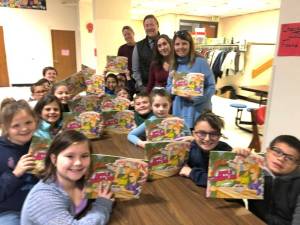 Dingmans Delaware Elementary Principal Jennifer Moriarty, Assistant Superintend and Rotary member Jason Pope, Dingmans Delaware Elementary teachers Mary Keller and Dawn Cuccio, and the school’s third grade class.