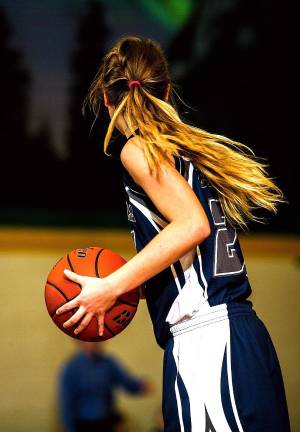 Girls lose, boys win in hoops