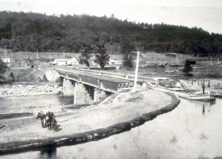 Historical photo of the Delaware &amp; Hudson aqueduct in operation at Lackawaxen