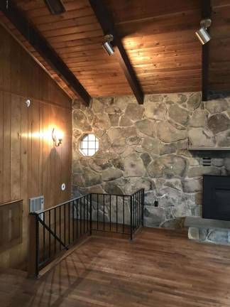 Glass-front chalet with privacy and lake access