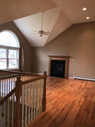 Bi-level in mint condition with lake access