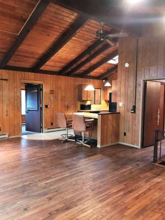 Glass-front chalet with privacy and lake access