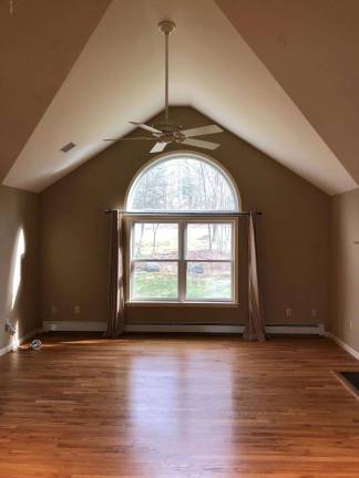 Bi-level in mint condition with lake access