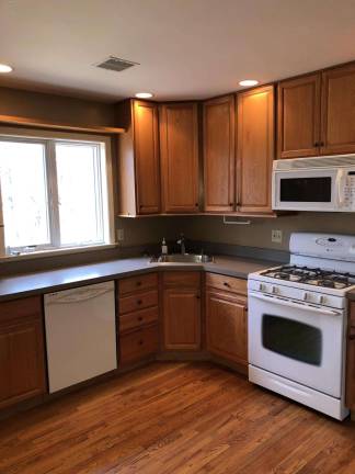 Bi-level in mint condition with lake access