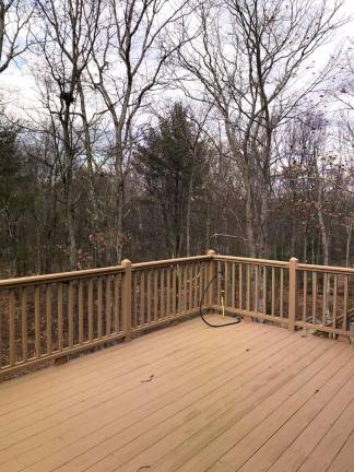 Bi-level in mint condition with lake access